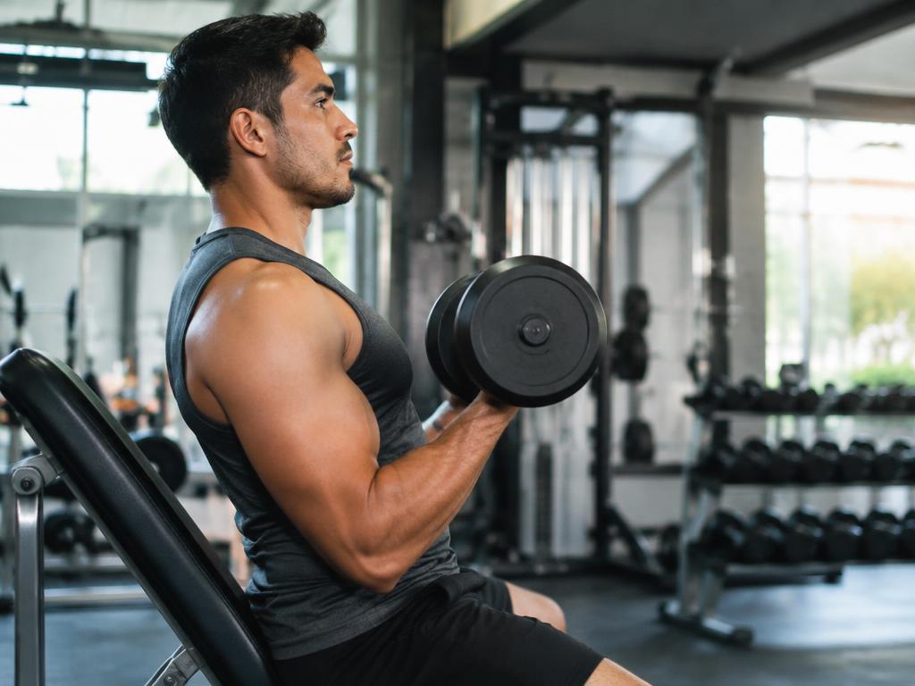 Hombre entrenando en el gimnasio